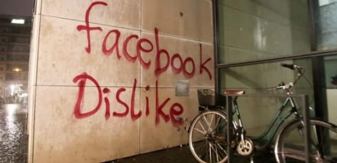 Facebook Germany HQ attacked by vandals with rocks, paint and smoke bombs