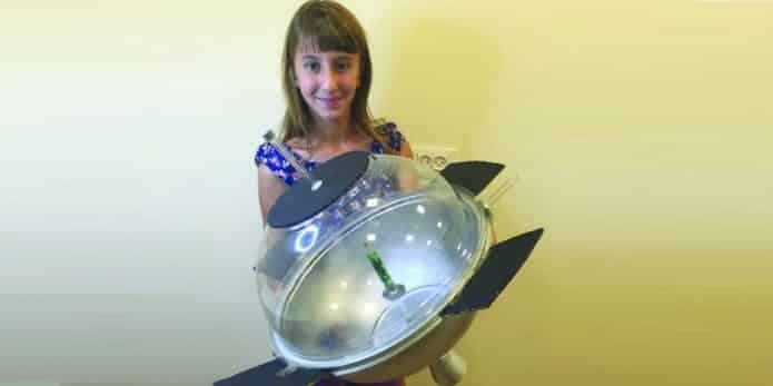 This thirteen-year-old builds a satellite that can produce oxygen in space