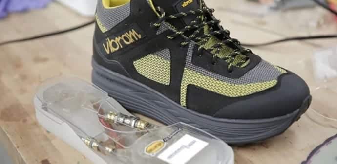 This shoe charges your smartphone while walking