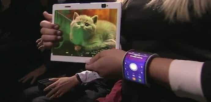 Lenovo displays a bendable smartphone for your wrist