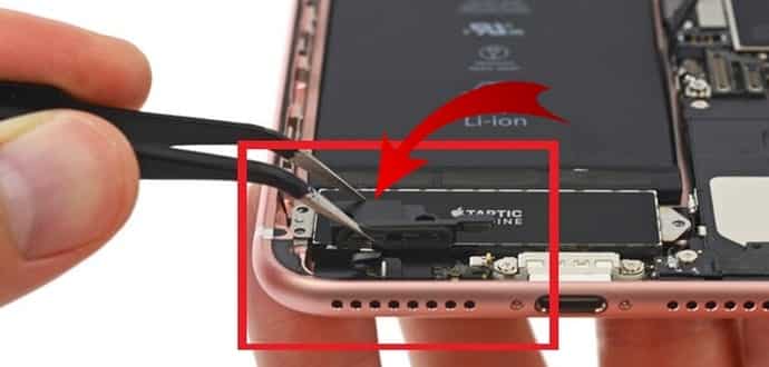 Find out what's hidden inside in place of headphone jack in iPhone 7