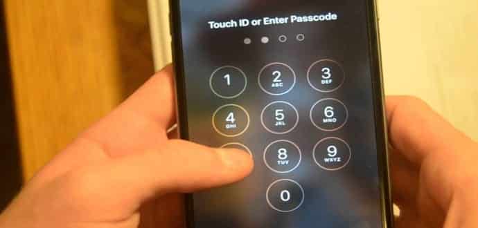 Anyone Can Bypass iPhone Passcode And Access Photos and Messages With iOS Flaw