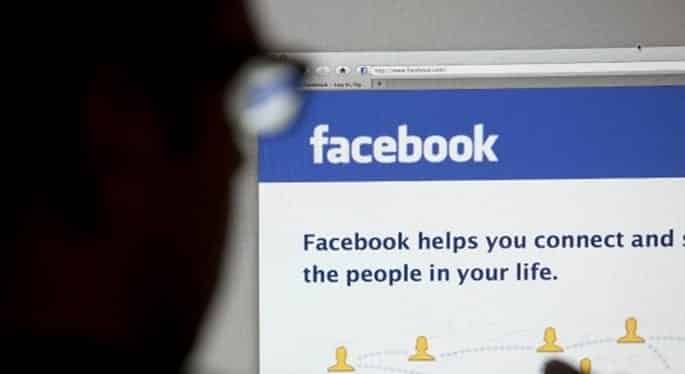 Facebook employees went through users file sent in private chat, claims user