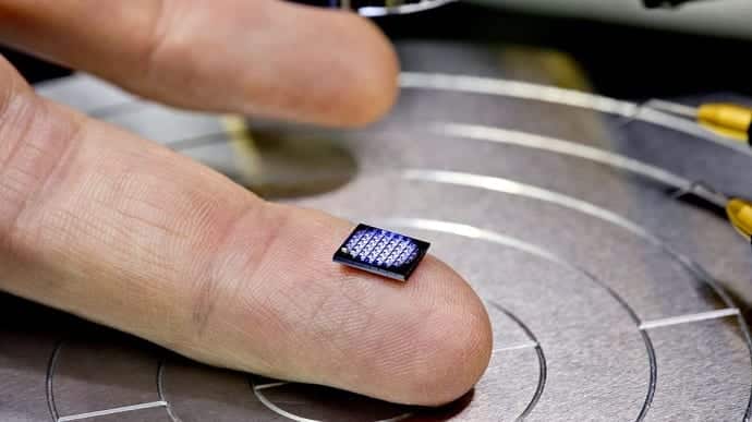 IBM Unveils The World's Smallest Computer , That Is Smaller Than A Grain Of Salt