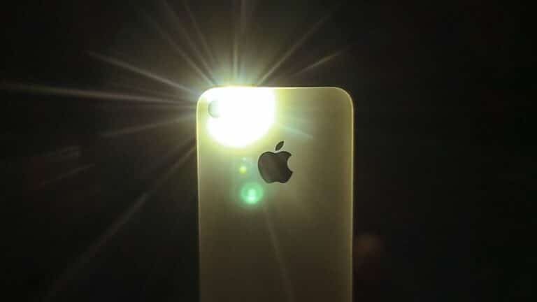 Turn Off/On Flashlight On iPhone